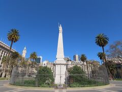 お金の準備ができたら散策にでかけましょう。
9:00すぎ、ホテルから歩いて6,7分の5月広場、プラサ・デ・マヨです。

白いモニュメントには独立した1810年5月25日が書かれています。