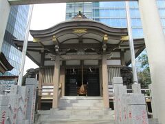 御穂鹿島神社拝殿　創建は2005年、御穂神社と鹿島神社が合祀されて御穂鹿島神社となる。御祭神は藤原藤房と武御加豆智命です。御穂神社の創建は1525年、藤原藤房が庵を構えたのが始まり、鹿島神社の創建は1624～1644年です。旧鹿島神社があった所に、2006年に新しく建てられました。鳥居横に、落語家橘右近奉納の「芝浜囃子の碑」があります。鳥居を潜ると、正面に拝殿、その奥に本殿、右手に稲荷社・天満宮・住吉社の境内社があります