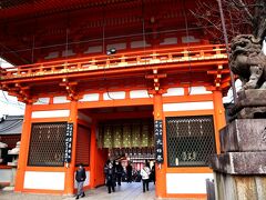 ランチを頂いた中村楼さんは、八坂神社の南門のすぐ傍。
こんな場所にいるんだもの、、、もちろん八坂神社で初詣をしていくよねっ。