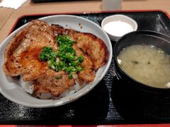 西武秩父駅の「呑喰処 祭の宴」(いわゆるフードコート）でランチ
私は豚味噌丼(並)、旦那はわらじカツ丼(並)
お腹ペコペコだったんで美味しかったです！