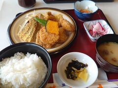 ワカサギのフライは小ぶりだった。家で食べるししゃもの天ぷらと似てるかと思ったけど、そうでもなかった。