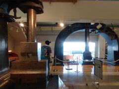 ヴェルニー記念館。ヴェルニー氏は横須賀製鉄所をつくりあげたフランス人です。
横須賀製鉄所にオランダから持ち込まれたスチームハンマーが展示されています。蒸気の力で金属を加工するもの。
小栗上野介という旗本が横須賀製鉄所開設の功労者だったそうですが、幕臣として新政府軍に捕らえられて斬首されてしまったとのこと。。
