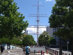 2日目。良い天気で暑い中、ホテルに荷物を預け、記念館三笠のある公園まで歩きました。行く途中に日本丸のモニュメント。