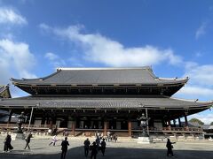 巨大な木造建築の御影堂。東本願寺には国の重要文化財が6つもあるそうです。