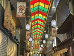 お土産屋さんや食べ物屋さんが軒を連ねています。観光客の半分くらいは海外の人かな？