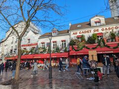 あ、ここは絵描きさんがいっぱい居るという、テルトル広場 (Place du Tertre) 広場だ。

オンシーズンなら大道芸人とか居るらしいが、今日は見かけなかった。


