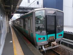 敦賀駅からは小浜線に乗り換えます。小浜線は本数が少ないことも影響して、立ち客も出るほど混雑していました。