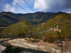 ここで名物なのが谷瀬の吊橋。
村の有志でお金出し合って作った、日本有数の長さを誇る鉄線の吊り橋。