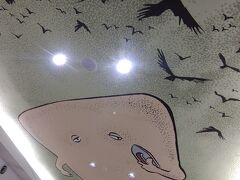 米子空港。あちこちで鬼太郎のキャラクターが出てきます。写真は天井です。