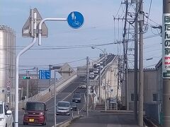 ベタ踏み坂として有名な江島大橋。米子空港側から見ても全然ベタ踏み坂っぽくなかったのですが、江島川から見ると確かに、という感じでした。