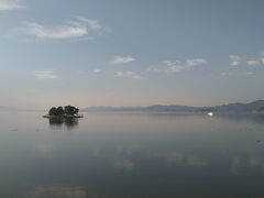 中海にある江島と大根島を経由し、宍道湖へ。宍道湖岸を歩いてみました。
嫁ヶ島がみえます。
水鳥が沢山いて、時折潜っては上がってくるのが可愛かったです。