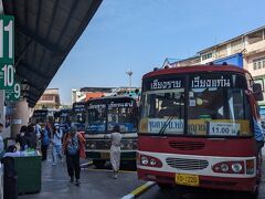 11時頃チェンラーイのバスターミナルに到着。
レトロなバス群が整然と並んでいます。