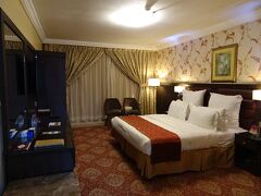 本日の宿Al Azhar Hotel Jeddah。352.74SAR＝13,662円。
一見豪華に見えますが、建物は古びた感じ。