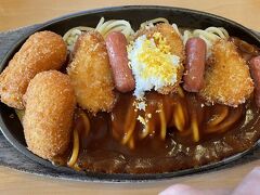 パパさんは1番人気のバイキング。チキンカツとウィンナーがのっています。カニクリームコロッケを追加トッピングで。