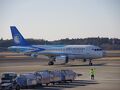 成田空港14：30発のアエロモンゴリアは、ウランバートルから13：30に飛んで来て、とんぼ返りする便です。
機体は小さなＡ３１９－１１２の３－３シート。最後尾は２４番です。
