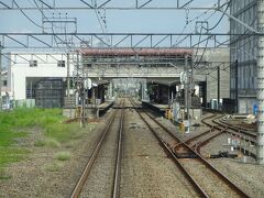 終点の１つ手前、南大塚駅。
左側の空き地は、かつてここから貨物線が延びていた名残。