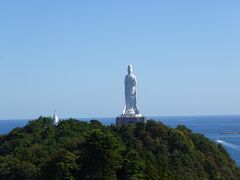 「釜石大観音」は48.5メートルの高さを誇る白亜の観音像です。私たちは観音像の近くにある「釜石市立 鉄の歴史館」の敷地からその姿を拝みました。海に向かって立つその姿はとても印象的で、建立されたのは1970年ですが、東日本大震災で亡くなった方々の鎮魂も願っていると思わせるものでした。