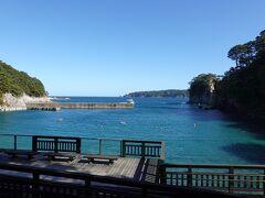 浄土ヶ浜ビジターセンターから浄土ヶ浜海浜にかけては海岸線に沿うように遊歩道が設けられており、歩きながらに様々な絶景を見ることが出来ます。