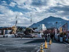 御旅所は明日の準備中。後ろに見えるのは武甲山。