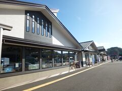 「道の駅 たろう」は、宮古市の国道45号線沿いにあり、三陸ジオパークのゲートウェイの位置づけです。「震災遺構 たろう観光ホテル」はここから徒歩圏内で、景勝地の「三王岩」も車で数分の場所になります。道の駅としての規模はそれほど大きくありませんが、産直施設、飲食、ショップ、観光案内と観光客にとって役立つ施設が軒を連ねています。