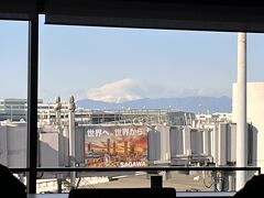 羽田空港のカードラウンジから富士山が見えました。
これから新千歳空港に出発です。