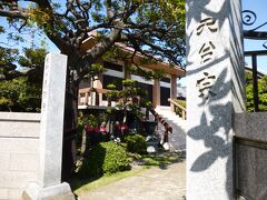 立花白鬚神社の鳥居の向かい側に東漸寺があります。山門からまずきれいなお庭が見えます。