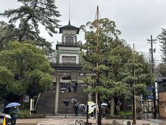 今回宿泊したホテルインターゲート金沢の最寄りのバス停は「南町・尾山神社」

尾山神社って行ってみる価値のある神社なのだろうか？とGoogleマップで調べてみたら 4.2と高評価で、前田利家を祀っている神社だということがわかったので行ってみることにしました

明治８年に建築された神門は国指定重要文化財に登録されていて、和漢洋の三様式を混用した異色の門として全国に知られているそうです

