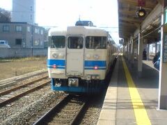 津幡駅に到着。
ここで金沢からの七尾線七尾行きを待ちます。