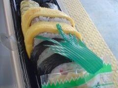 七尾駅で買い求めた駅弁の海苔巻き、卵巻き（玉宝）で昼食とします。
この「玉宝」は七尾の名物料理だとのこと。