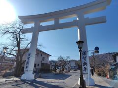 宝登山神社の大鳥居をくぐってズンズン進む