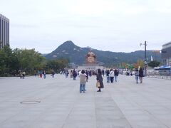 地上へ上がると・・
「光化門広場」
ソウルの再開発で２００９年に造られた広大な広場。

この風景・・なんかとってもソウルっぽい風景。
世宗大王像の後方に景福宮そして北漢山。