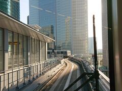 東京駅からJRで、新橋へ。
新橋から「ゆりかもめ」に初乗車です。
先頭に陣取りました、おのぼりさんですわ(笑)