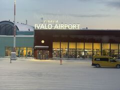 13:30ついに最終目的空港のイヴァロ空港に到着！ヨーロッパ最北の空港を制覇してなんとなく嬉しい&#9786;️
聞いていた通り、かなり小さい空港のようです。外を見る限りかなり寒そう！