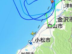 その後、空港に行ったら小松空港上空に雷雲が発生しているとのことで、札幌からのANA機が上空で待機していて、なかなか着陸できず、、、