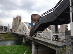 「北山寺院群」を観光した後、盛岡駅近くでレンタカーを返却し、徒歩でホテルに向かいました。途中「開運橋」を渡りましたが、この橋はいわば交通の要所で、剛健な印象がありました。