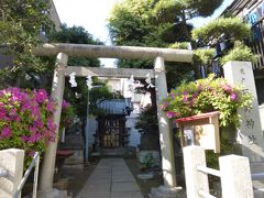 蔵前橋通り付近には、神社仏閣の多く集まる場所があります。その中の一つが石井神社です。通称「おしゃもじ稲荷」と呼ばれているそうです。咳の病を治す神として信仰されていています。神社からおしゃもじ１本を借りてきて、自宅で拝み、病が治ればお礼におしゃもじ１本をそえて、２本を神社に返すのがお詣りのようです。