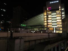 2023.12.29　大阪
久しぶりの同窓会を終えて大阪駅へ向かう。私が住んでいた頃は駅ビルも大屋根もなかったが、阪急梅田から大阪駅に行く陸橋は健在。ビッグマン上集合から１９時飲みかた開始ならば、１７時４７分発の寝台特急「日本海」をここから眺め、旭屋や阪急ガード下の中古模型屋をひやかしに行く、田舎モンのささやかな都会ライフを思い出す。