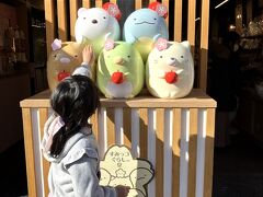 そのまま食べ歩きスタート★

まずは娘のテンションを上げるために…！