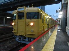 2023.12.31　柳井
山陽本線はしばしば数分停車があり、たいがい貨物列車の待避である。