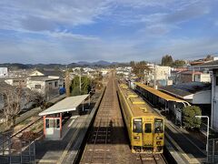 大分にいると鉄道の影が薄い
豊肥本線は利用したことがなかったので、九州横断特急を利用してみる
１日２本ほどの特急。。
黄色の汽車は違う車両（当然非電化路線である）