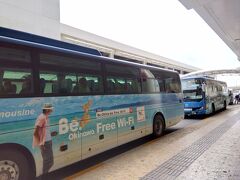 那覇空港から宿泊先のビーチタワーホテルまでは沖縄バスのリムジンバスを利用しました。
