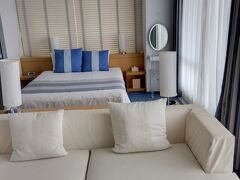 ホテルにチェックイン。
高層階のひろーい部屋だった。
ベッドルームが二つにリビング。ゆっくりできます。