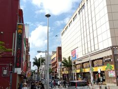 国際通りをブラブラ歩きました。年末で観光客も多め。