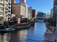 浅草橋。
多くの屋形船が係留されています。江戸時代、水運は重要な交通手段でしたから、かつては川べりにこのように多くの舟が係留されていたんでしょうね。
