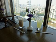 ホテルに戻って、27階のラウンジで一休み。
