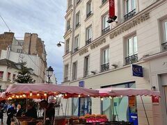 Hôtel Regyn's Montmartre
https://regyns-montmartre.com/

そんなこんなで、空港からホテルまでどうやって行くか悩んだけど、Roissy Busでオペラ座まで行ってそこからUber呼んだ。すぐ来てくれて良かった～ほんまにUber様様だわ。

本日から2泊は大好きなモンマルトルエリアのホテルです。