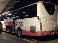 19:24　バスタ新宿
もう既に高速バスが停車し、乗車開始していた。
