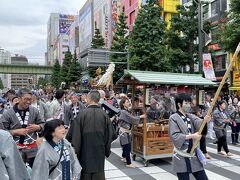 ５／１４
今日は秋葉原に買い物。ちょうど、神田祭が開催されており、歩行者天国の中央通りは、えらいことになっていました。