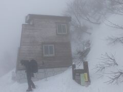 13:05　六合目避難小屋まで下山。
頂上より下山開始して約50分で到着。雪山登山バディの青年とここで、山ランチを共にすることにした。