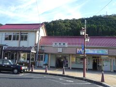 現在の新見駅




今回は、主に地酒をふるまう【呑み鉄・鈍行ちどり足】の旅でした。

車社会が到来し、沿線の人口が減り、それに合わせるように鉄道ダイヤも激減した。
日本全国で鉄道路線をはじめ、公共交通機関が危機に瀕している。
個人の力だけでは厳しいけれど、ローカル鉄道に乗ることにより見えてくることもある。

芸備線は、山を抜け谷を渡り山野をゆっくりと走る。
いつまでも、この美しい風景が残っていることを願う。





　　　　　　　　――――――　おしまい







